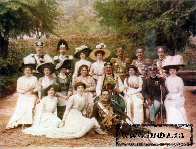 Король Никола и королева Милена в кругу семьи.