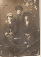 1912 г. Елисаветград. Степан Мартынович слева.