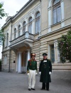 Члены клуба "Морской гвардейский экипаж" Малышев Л.А. и Бондаренко А.А. перед зданием музея. 2014 г.