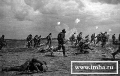 Наступление 1-го батальона 14-го гренадерского Грузинского полка во время шрапнельного огня. 13 сентября 1915 г. Фотограф А. В. Мартынов. РГВИА. № 2144-1-850-25.