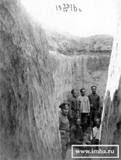 Строительство убежища на позициях 136-го пехотного Таганрогского полка западнее села Башуки. Галиция. Австро-Венгрия. Апрель 1916 г. Фотограф неизвестен. РГАКФД. Ал. 39, сн. 26.