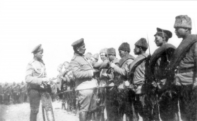 Полковой командир вручает Георгиевские кресты рядовым 86-го пехотного Вильманстрандского полка. 1916 г. Фотограф неизвестен. РГАКФД. Ал. 89, сн. 84.