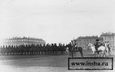 Император Николай II и сопровождающие его лица на параде Конно-гренадерского полка на Марсовом поле (слева командир полка великий князь Дмитрий Константинович)
