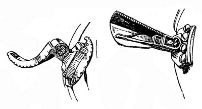 Рис. 16. Крюк для копья. Ранняя форма, откидывается назад. От Максимилиановского доспеха графа Айтеля Фридриха фон Цоллерна (ум. 1512). Рис. 17. Крюк для копья. Поздняя форма, откидывается вверх и фиксируется пружиной. От трехчетвертного доспеха императора Фердинанда I. Ок. 1560 г.