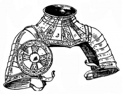 Рис. 5. Ожерелье, вороненое, украшено травлением с чернением; шейная часть соединяется с узкими наплечниками, к правому из которых крепится подвижный диск. От трехчетвертного доспеха полевого полковника Генриха фон Ранцау (1526—1599). Немецкая работа, ок. 1570 г.