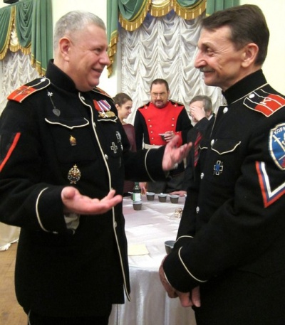 Автор со своим соратником по военно-историческому объединению "Кадр 2-го Корниловского Ударного полка полковником Сергеем Владимировичем Проничевым, которому он посвятил этот труд.