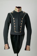 Мундир двубортный, фрачного покроя, офицерский л. гв. Егерского полка. Россия, XIX в. Сукно, шитье золоченое. Длина: 90 см; 85 см (т.)