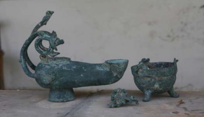 Лампа и кадило - небольшой клад бронзовых церковных предметов из раскопа 2/B.