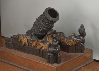 Мортира. Италия, Конец XVII в. бронза, дерево. Литье, резьба, золочение, роспись. Длина: 44,0 см; калибр: 120,0 мм.