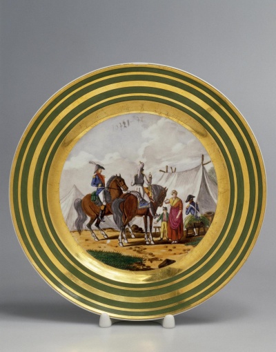 Тарелка десертная с изображением двух всадников у палатки.Россия. Сервиз с гербом князей Юсуповых. 1820 г. Надглазурная полихромная роспись, позолота. 3,3х23,7 см