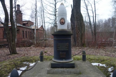 Памятник посвящённый артиллеристу и испытателю Семёну Васильевичу Панпушко, погибшему при случайном взрыве бомбы 28 ноября 1891 года.