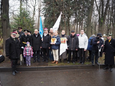 И.Д. Соболев, пресс-секретарь МПР В.В. Акунов с соратниками на Братском военном кладбище в Москве в день поминовения павших русских воинов 11.11.2017 г.