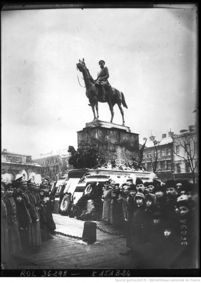 Открытие памятника Великому Князю Николаю Николаевичу старшему. Памятник на Манежной площади. Бронзовая конная статуя Великого князя на высоком художественном постаменте была торжественно открыта 12 января 1914 г. на Манежной площади в Петрограде. Конная фигура была отлита по модели итальянского скульптора Пьетро Каноники. Памятник был демонтирован в 1918 г.