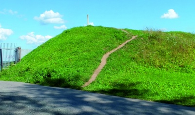 Сохранившиеся оборонительные укрепления в юго-западной части городища.