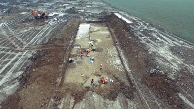 Работа археологов, маскирующихся под строителей, на поле возле деревни Беммель. Кадр из видео Rijkswaterstaat / Vimeo