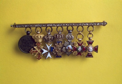 Булавка в виде орденской колодки с шестью орденами и медалью, принадлежавшая князю Николаю Борисовичу Юсупову. Россия, 1860-е гг., золото, серебро, алмазы, эмаль, чеканка, полировка, роспись, длина 6,5 см. Происходит из собрания Юсупова. ГЭ.