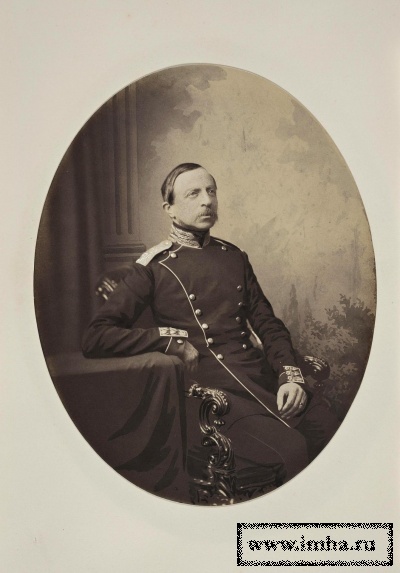 Портрет принца П.Г.Ольденбургского. Россия, Санкт-Петербург, 1856–1857 гг. Ателье С.Л. Левицкого. Фотография из альбома, принадлежавшего неизвестному лицу. Бумага, фотография, отпечаток на соленой бумаге. 17,5 ? 13,6 см; 33,3 ? 26,0 см.