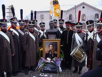 Чины Московского пехотного, Московского гренадерского, Лейб-Гвардии Преображенского и Лейб-Гвардии Семеновского полков и Роты Дворцовых Гренадер у могилы генерала от инфантерии Д.С.Дохтурова.