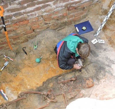 Процесс расчистки погребения