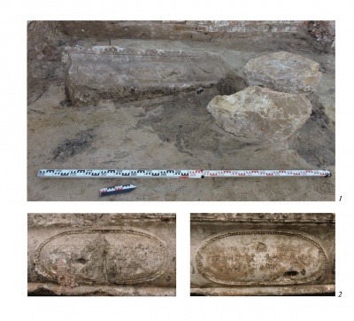 1 – белокаменное надгробие Дмитрия Александровича Соловцова; 2 – боковые клейма на надгробии