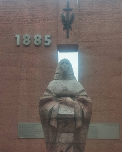 Скульптура Матери Болгарии в памятнике из красного бетона площадью 700 м?, посвященном сербско-болгарской войне (1885-1886).