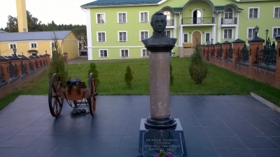 Восстановленная колонна-памятник Генералу Дохтурову. Вознесенская Давидова пустынь.