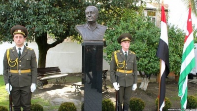 Памятник сирийскому генералу абхазского происхождения Уалиду Маршану (автор: абхазский скульптор Виталий Джения)