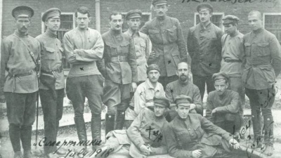 Заключенные во дворе Таганской тюрьмы. Александр Виленкин слева в первом ряду. Надпись