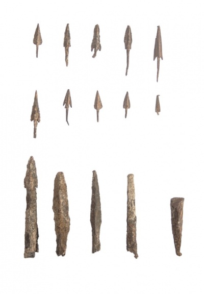 Находки железных наконечников стрел и дротиков.