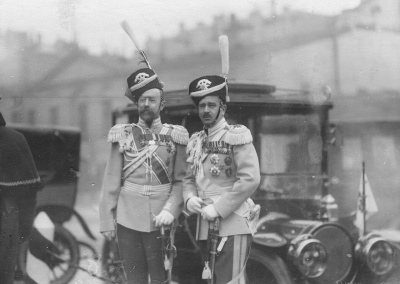 Командир лейб-гвардии Атаманского его императорского высочества государя наследника цесаревича полка генерал-майор Сергей Владимирович Евреинов (слева) и великий князь Борис Владимирович (справа)