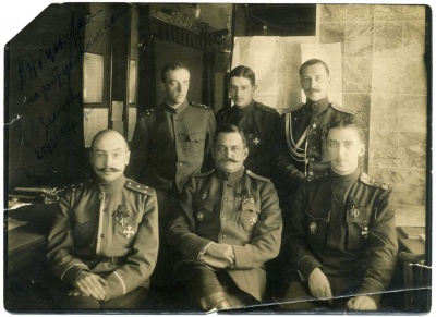 Декабрь 1915г. Офицеры Лейб-гвардии Семеновского полка Сидят слева направо - поручик Зайцов Арсений Александрович, полковник Доманевский Владимир Николаевич, поручик Подгутков (есть версия что это Иванов-Дивов Александр Владимирович). Стоит справа - Люндеквист Владимир Альмарович