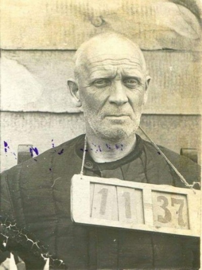 Князь Михаил Долгоруков, перед расстрелом... 1937 год После революции остался в России. Работал делопроизводителем, сторожем, гардеробщиком, счетоводом. Расстрелян 11 декабря 1937 года, как