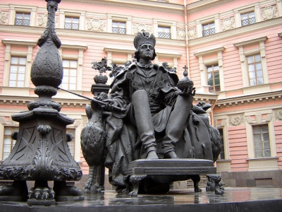 Denkmal f?r Zar Paul in St. Petersburg: Seine Herrschaft pr?gte Ru?lands weitere Geschichte in wichtiger Hinsicht: „Orthodoxie, Autokratie, Volkstum“, lauteten seine Grunds?tze. Die Hinwendung zur russisch-orthodoxen Kirche, die Verankerung der Grunds?tze der Autokratie und der Einsatz f?r die Interessen der einfachen Menschen in Ru?land, der ihn schlie?lich das Leben kostete, waren die Grundlagen seiner Herrschaft.