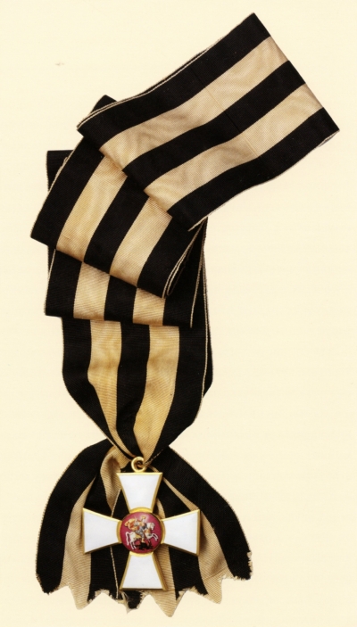 Крест ордена Св. Георгия I степени на ленте. Преподнесен императору Александру I в 1801 г. Санкт-Петербург, вторая половина XVIII в. Золото, муар; эмаль, живописная эмаль, штамп, ткачество, монтировка. Музеи Московского Кремля