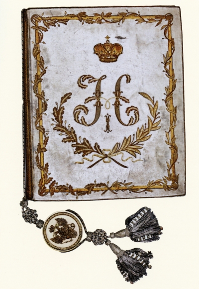 Статут Военного ордена Святого Великомученика и Победоносца Георгия 1833 г., с печатью. Санкт-Петербург, фабрика Лихачева, 1833. Серебро, пергамен, воск, глазет серебряный, тафта, золотные нити; рукопись, живопись, шитье золотное, штамп, золочение, монтировка. Музеи Московского Кремля
