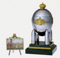 Пасхальное яйцо «Стальное». Санкт-Петербург, фирма «К. Фаберже», 1916.  Мастер Г. Вигстрсм. миниатюрист В.И. Зуев.  Золото, нефрит, сталь, кость; литье, эмаль, чеканка, акварель.