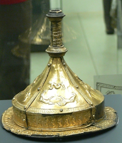 Умбон парадного щита вандальского князя, покрытый позолоченной серебряной фольгой с изображениями священных животных