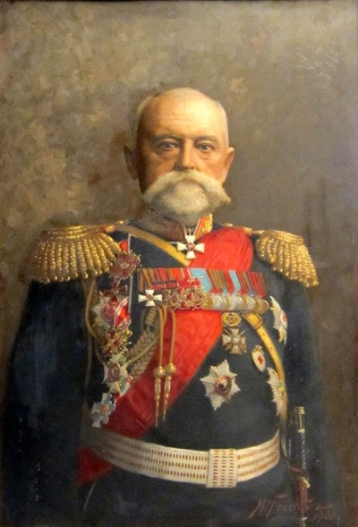 Фейхтер М. (Feichter M.) Портрет генерал-от-инфантерии Николая Петровича Линевича, 1838-1908, генерал от инфантерии. 1906, картон, масло, живопись, 99 х 68 см. Россия С.-Пб. ГБУК "Государственный мемориальный музей А.В. Суворова" Поясное изображение пожилого военного, почти в фас, спереди на голове большие залысины, волосы, длинные усы и коротко постриженная борода - седые, глаза серые, нос короткий прямой, кончик опущен вниз, уши большие, одет в свитский генеральский мундир сине-зеленого цвета с красным стоячим воротником, На груди на колодке слева направо: кресты орденов св. Георгия 4 cт., св. Владимира 4-й ст. с бантом за выслугу лет, св. Анны 3-й ст. с мечами и бантом, св. Станислава 3-й ст. с мечами и бантом и 11 медалей. На левой стороне груди пряжка за 40 лет беспорочной службы, крест за оборону Порт-Артура?, два иностранных ордена, звезда ордена св. Александра Невского с мечами и знак Общества Красного Креста? На правой стороне груди звезда ордена св. Анны 2-й ст. с мечами (?) Через левое плечо лента ордена св. Александра Невского, на левом боку на портупее наградная шашка - Анненское оружие "За храбрость". Фон серо-коричневый темный нейтральный. Внизу справа красной краской в две строки подпись художника и дата: " М. Feichter / 1906".