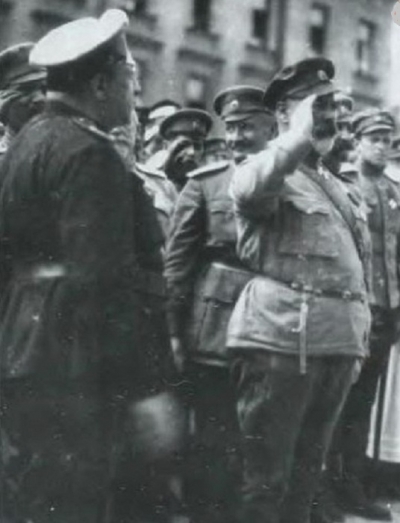 Гененралы Май-Маевский и Деникин принимают парад войск в Харькове. 1919 г.