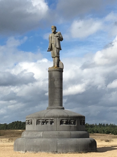 Памятник генералу Девелту