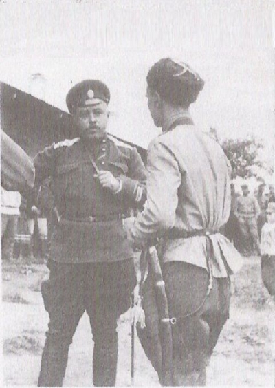 Генерал-лейтенант, атаман Оренбургских Казаков Александр Ильич Дутов и Калмыков, железнодорожный вокзал, Хабаровск. Лето 1919 г.