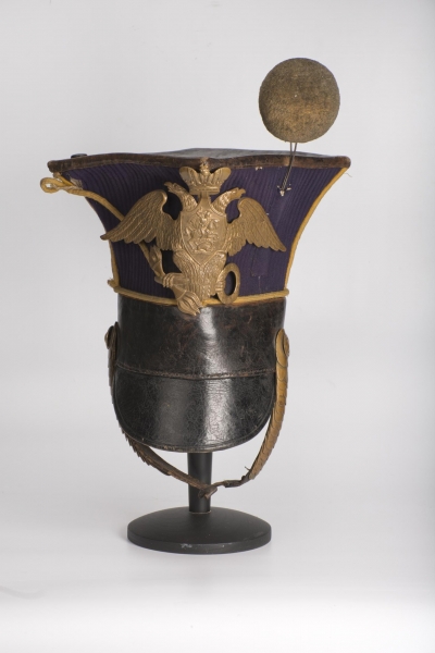 Шапка офицерская Уланского Цесаревича полка. Россия, 1805 г. Кожа, галун золоченый, серебряный шнур, медь. картон. Размеры: 37х27х10,5 см. ГЭ.