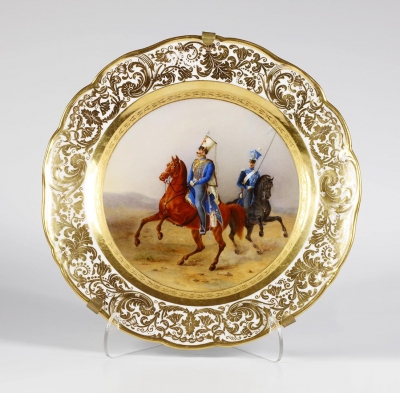 Тарелка военная с изображением обер-офицера Лейб-Гусарского Ея Императорского Высочества Великой княгини Ольги Николаевны полка и рядового Лейб-Уланского Его Королевского Высочества принца Фридриха Вюртембергского полка. Россия, 1846 г. Императорский фарфоровый завод. Автор росписи: Щетинин, Е. Фарфор, роспись надглазурная полихромная, позолота, цировка. 24,4 см. ГЭ.