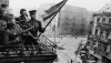 Герой Советского Союза гвардии капитана Ф.А. Липаткин водружает Советский флаг на одном из захваченных домов Берлина. 27.04.1945 г.