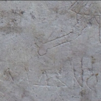 Белокаменный блок с надписью и рисунком на северном фасаде