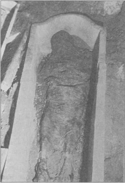 Останки великой княгини Софьи Фоминичны Палеолог в момент вскрытия саркофага. Фотография. 1929. ОРПГФ Музеев Московского Кремля