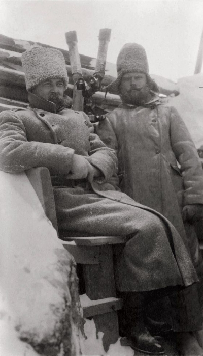 Командующий 12-й кавалерийской дивизией генерал-лейтенант А.М.Каледин на наблюдательном пункте в Карпатах.