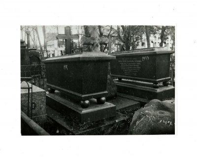 Фотография. Надгробия. Князь Гагарин Сергей Иванович (1777-1862). Княгиня Варвара Михайловна (1779-1854), урожденной Пушкина. 1970-е гг. Бумага, фотопечать, 11,5х16,5 см. Москва, Новодевичий монастырь. ГИМ