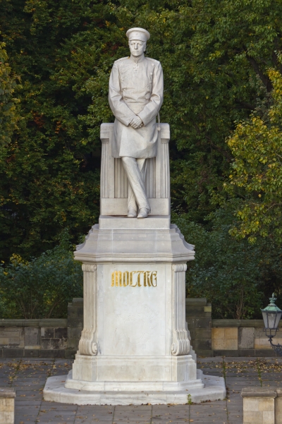 Памятник Гельмуту Графу фон Мольтке. Статуя Йозефа Уфуэса в Тиргартене, Берлин, Германия.