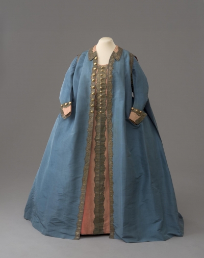 Мундирное платье Екатерины II по форме лейб гвардии Конного полка. Россия, 1776 г. Шелк, позумент золоченый, длина: 147 см. ГЭ Мундирное платье Екатерины II по форме лейб гвардии Конного полка. Россия, 1776 г. Шелк, позумент золоченый, длина: 147 см. ГЭ